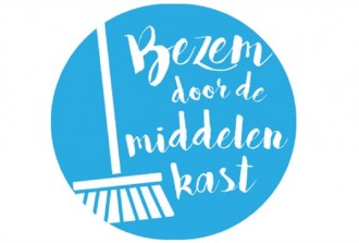 Bezem door de middelenkast