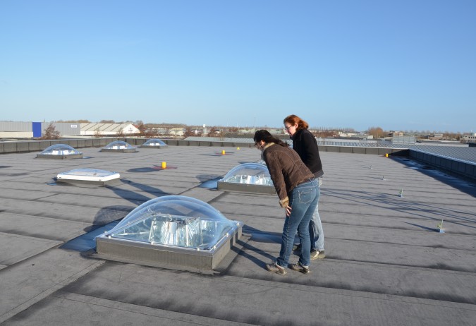 Mary en Wilma op dak bij lichtkoepels met spiegels