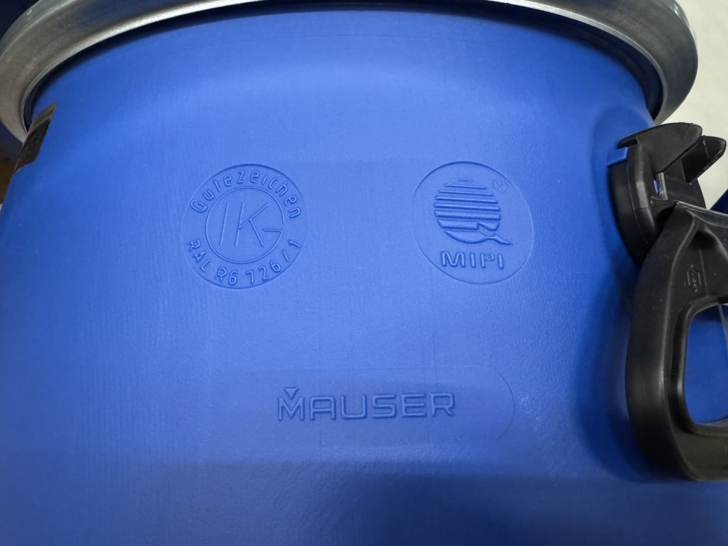 vat blauw 60L met deksel zwart