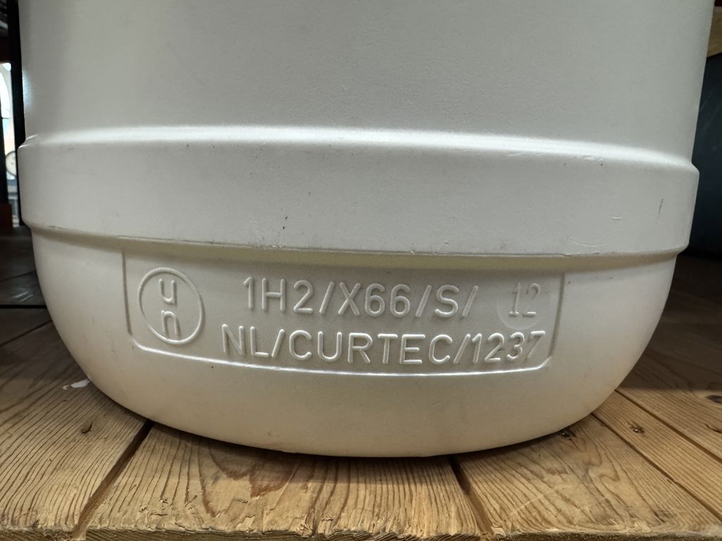 vat wit 55L met deksel rood