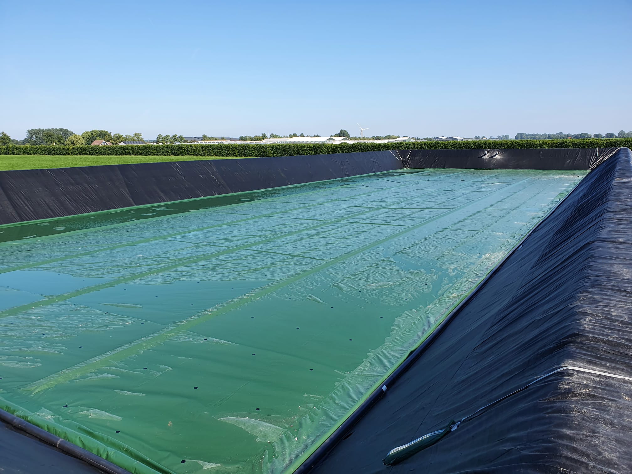 Oud zwembad nu gebruikt als regenwaterbassin